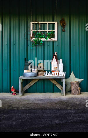 Land Stil außerhalb Umfrage Scheune am Goldenen Stunde einschließlich squirrel Feeder, birdhouses ein Kardinal Stockfoto