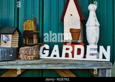 Land Stil außerhalb Umfrage Scheune am Goldenen Stunde einschließlich squirrel Feeder, birdhouses ein Kardinal Stockfoto