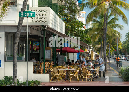 NEWS CAFE BÜRGERSTEIG OCEAN DRIVE MIAMI BEACH, Florida USA Stockfoto