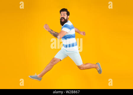 Sommer Stil. Verkauf und Rabatt. Beeilen Sie sich. Sommer Urlaub. Man bärtige Hipster mit Schnurrbart langen Bart auf gelben Hintergrund. Guy gekleidet gestreiften Hemd im Sommerurlaub. Barbershop Konzept. Stockfoto