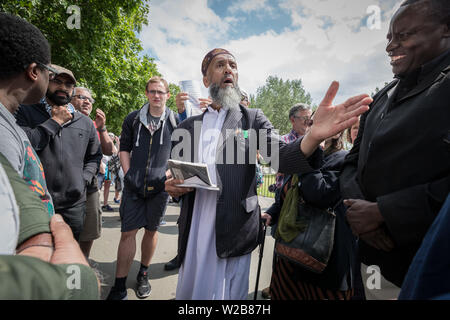 Die Predigt, die Debatten und Predigten an der Speakers' Corner, das öffentliche Sprechen nord-östlichen Ecke des Hyde Park. London, Großbritannien Stockfoto