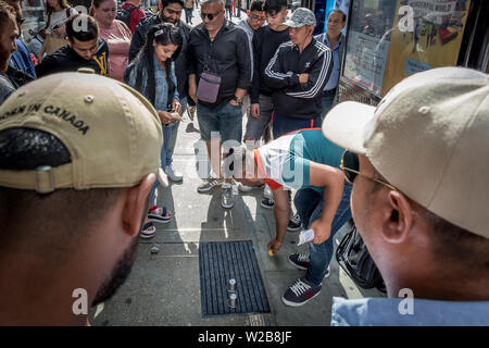 London, Großbritannien. 7. Juli 2019. Polizei warnt, der anhaltenden Zunahme der illegalen 'Kugel und Cup' Street im City Sehenswürdigkeiten. Hier in der Oxford Street gesehen. Credit: Guy Corbishley/Alamy leben Nachrichten Stockfoto