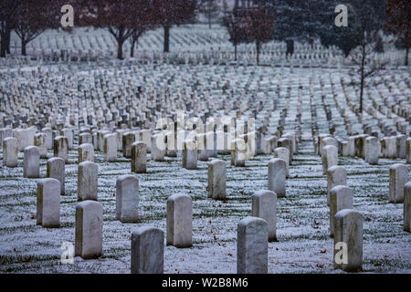 Schnee fällt auf nationaler Friedhof in Virginia. Stockfoto