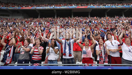 Lyon, Frankreich. 7. Juli 2019. Fans der Vereinigten Staaten feiern, nachdem der 2019 FIFA Frauenfussball Weltmeisterschaft in Stade de Lyon in Lyon, Frankreich, 7. Juli 2019. Credit: Xu Zijian/Xinhua/Alamy leben Nachrichten Stockfoto