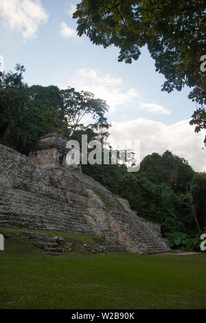 Templo de la Cruz Foliada, Tempel des Blättrig Kreuz. Palenque, Chiapas, Mexiko. Stockfoto