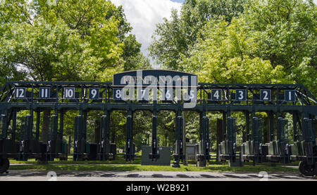 Lexington, Kentucky, USA - Starttor für die Keeneland Vollblut-Pferderennbahn in Lexington Kentucky. Stockfoto