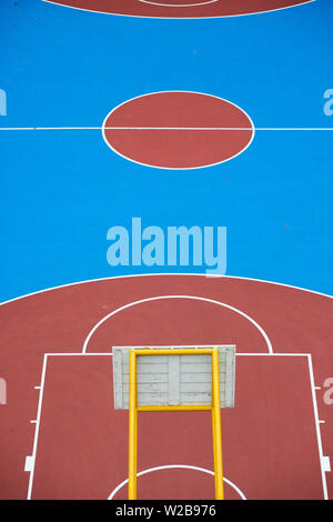 Farben von einem Basketballplatz in Blau und Rot Oberfläche von luftbildern Perspektive Stockfoto