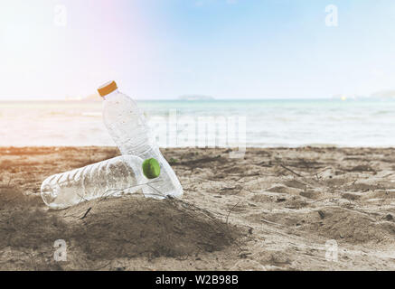Müll im Meer mit Kunststoff Flasche am Strand Sandstrand schmutzige Meer auf der Insel/Umweltproblem der Plastikmüll Verschmutzung im Ozean Stockfoto