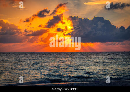 Dieses einzigartige Bild zeigt die gigantischen Sonnenuntergang auf den Malediven. Sie können leicht sehen, wie Der Himmel bricht und alles wird orange Stockfoto