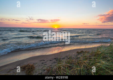 Sonnenuntergang Horizont spiegelt sich das blaue Wasser des Lake Michigan, wie Wellen am Strand. Hoffmaster State Park. Muskegon, Michigan. Stockfoto