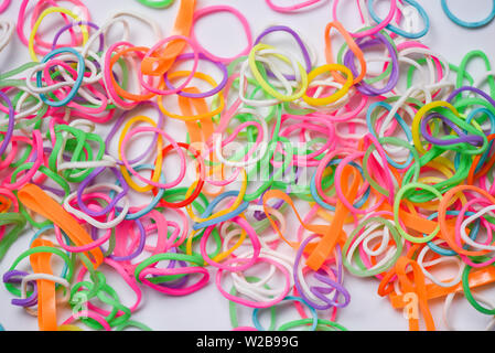 Gummi Band/Bunt aus Kunststoff Band auf weißem Hintergrund, Ansicht von oben Stockfoto