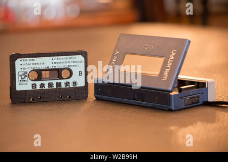 Ständigen Japan Kassette und ein Sony Kassette Walkman. Öffnen Sie die Abdeckung . Stockfoto