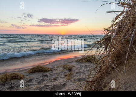 Michigan Sommer Strand Sonnenuntergang Panorama. Sonnenuntergang Horizont spiegelt sich das blaue Wasser des Lake Michigan, wie Wellen am Strand. Hoffmaster State Park Stockfoto