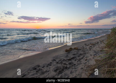 Michigan Sommer Strand Sonnenuntergang Panorama. Sonnenuntergang Horizont spiegelt sich das blaue Wasser des Lake Michigan, wie Wellen am Strand. Hoffmaster State Park Stockfoto