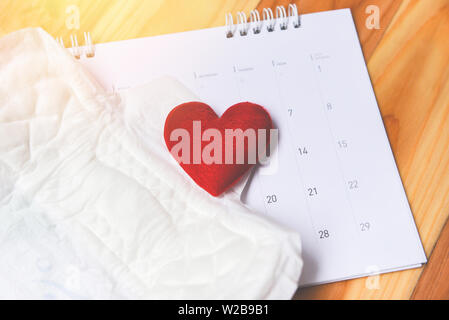 Binde oder feminin Sanitär pad auf Kalender mit roten Herzen/weibliche Hygiene bedeutet, dass Frauen Zeitraum Produkt absorbierende Tücher Stockfoto