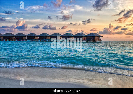 Dieses einzigartige Bild ist der natürliche Strand von einer Insel auf den Malediven. Es ist das letzte Paradies auf Erden Stockfoto