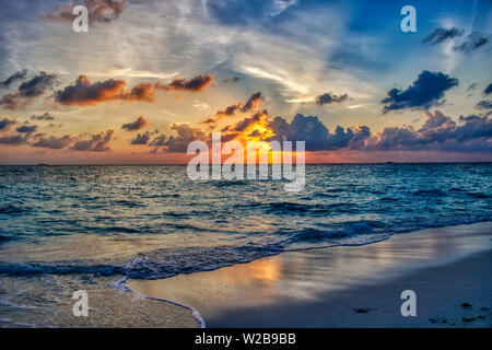 Dieses einzigartige Bild zeigt die gigantischen Sonnenuntergang auf den Malediven. Sie können leicht sehen, wie Der Himmel bricht und alles wird orange Stockfoto