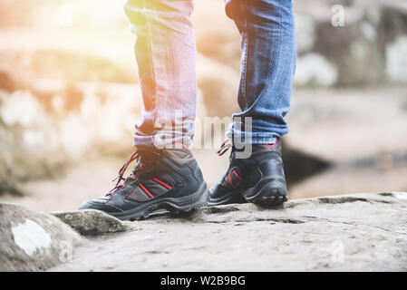 Traveler Wandern in Wald in den Fels Gebirge/Mann Wanderer Beine und Füße in Schuhe Stockfoto