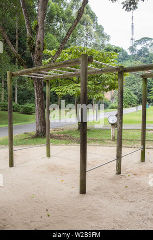 Monkey Bar in den Park für die Öffentlichkeit Mitglieder zu verwenden Stockfoto