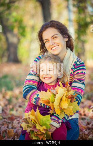 Mutter und Tochter genießen Sie sonnige Herbst im Park Stockfoto