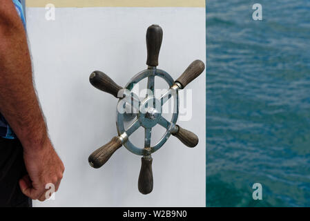 Der Helm, einem Schiffe Lenkrad gegen die Weiße des Schiffes. Stockfoto