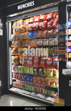 LOS ANGELES, Ca, USA - 25. JUNI 2019: ein Kiosk mit Snacks und Getränken am Los Angeles International Airport Stockfoto