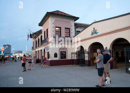 OCEAN CITY, New Jersey/USA - Juni 27, 2019: Die Ocean City Music Pier auf der Promenade in der Dämmerung Stockfoto