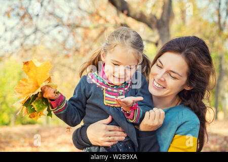 Mutter und Tochter genießen Sie sonnige Herbst im Park Stockfoto