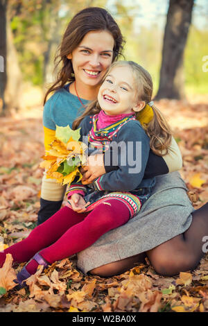 Mutter und Tochter genießen Sie sonnige Herbst im Park Stockfoto