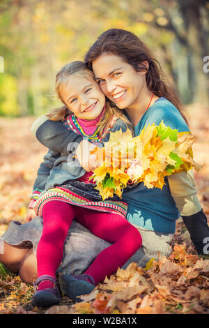 Mutter und Tochter genießen Sie sonnige Herbst im Park Stockfoto