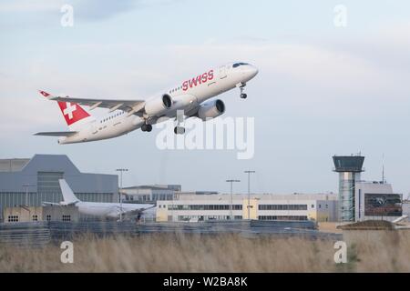 Dresden, Deutschland. 04. Juli, 2019. Eine Bombardier CS 300 der Fluggesellschaft Swiss International Air Lines hebt ab Flughafen Dresden International vor dem Turm. Der Konkurs von Fluggesellschaften wie Germania vor allem Betroffenen kleinere Flughäfen. Credit: Sebastian Kahnert/dpa/Alamy leben Nachrichten Stockfoto