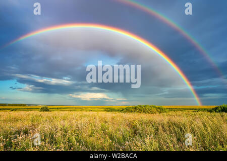 Regenbogen über stürmischen Himmel in der Landschaft im Sommer Tag Stockfoto