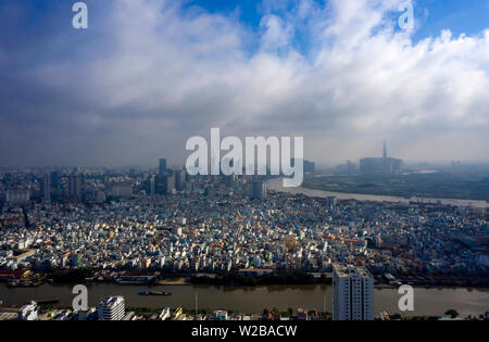 Am frühen Morgen Panorama von Ho Chi Minh City Vietnam. Oft gibt es niedrige Wolken und Nebel am Morgen um diese Zeit des Jahres. Foto aus dem Bezirk 7. Stockfoto