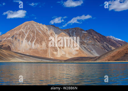 Blick auf die majestätischen Rocky Mountains gegen den blauen Himmel und See Pangong im indischen Himalaya Ladakh region, Jammu und Kaschmir, Indien. Natur und Reisen Stockfoto