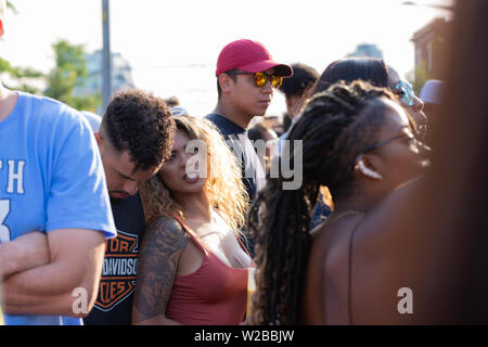 Toronto, Ontario/Kanada - 7. Juli 2019: Diverse Menge Erfassen am 15. jährlichen TD Salsa auf St. Clair Street Festival Stockfoto