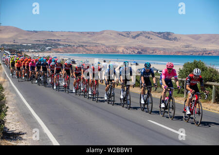 ADELAIDE, Australien - Januar 20. Das peleton auf der Esplanade an aldinga Beach während Phase 6 von McLaren Vale zu Willunga Hill Stockfoto