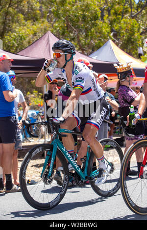 ADELAIDE, Australien - Januar 20. Peter Sagan der Slowakei und BORA - Hansgrohe mit einem Drink in der letzten Runde auf dem Alten Willunga Hill Climb Stockfoto