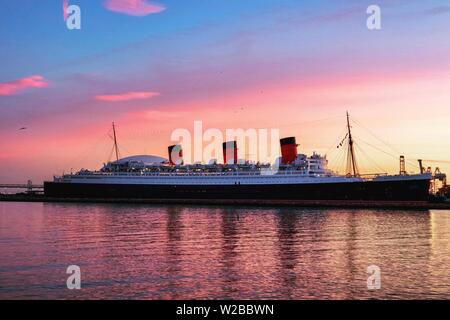 RMS Queen Mary Schiff bei Sonnenuntergang in Long Beach Kalifornien Stockfoto