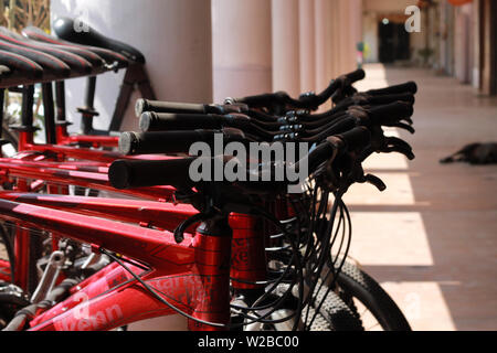 Viele Rot neue riesige Marke Fahrräder für den Verkauf außerhalb der Shop in Neu-Delhi, Indien Stockfoto