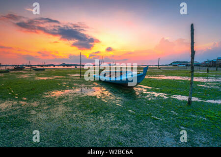 Den Sonnenuntergang im Fischerdorf sieht grün Moos Stockfoto