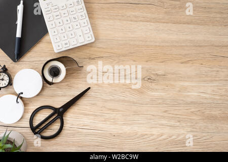 Ansicht von oben Büromaterial auf Holztisch mit kopieren. student Material auf desk.education Konzept Stockfoto