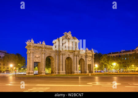 Madrid Spanien, City Skyline Nacht in Puerta de Alcala Stockfoto