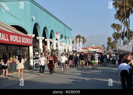 Venedig, CA/USA - Juli 5, 2019: Touristen auf der Venice Beach Boardwalk in der Nähe von Luv Plazza Stockfoto