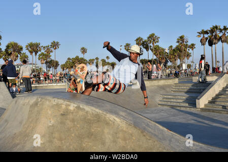 Venedig, CA/USA - Juli 5, 2019: Ein Skateboarder ein Flip am Venice Beach Skatepark Stockfoto