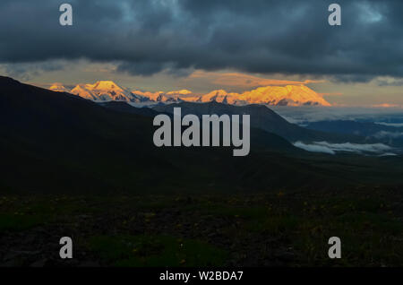 Sonnenaufgang Blick auf den Mount Denali - mt Mckinley Peak mit alpenglühen während der Goldenen Stunde von steinernen Kuppel blicken. Denali National Park Stockfoto