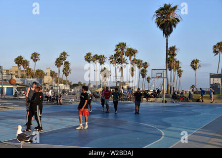 Venedig, CA/USA - Juli 5, 2019: die Menschen Basketball spielen an der Venice Beach Basketball Stockfoto