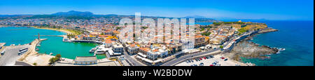 Die Stadt Rethymno auf der Insel Kreta in Griechenland. Luftbild der alten venezianischen Hafen. Stockfoto