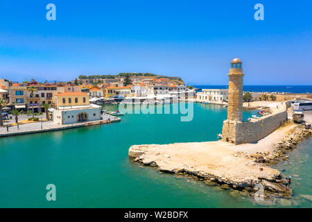 Die Stadt Rethymno auf der Insel Kreta in Griechenland. Luftbild der alten venezianischen Hafen. Stockfoto