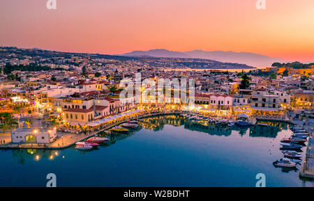 Die Stadt Rethymno auf der Insel Kreta in Griechenland. Luftbild der alten venezianischen Hafen. Stockfoto