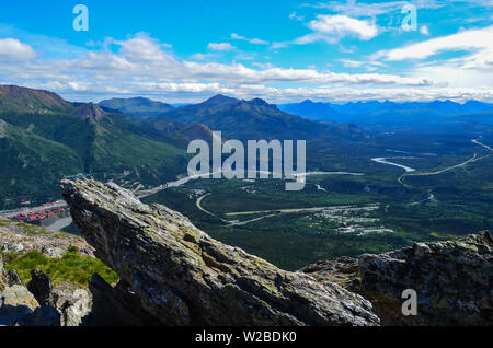 Blick auf den Nenana River Valley vom Mount Healy wanderung Trail mit blauer Himmel mit weißen Wolken über. Denali National Park Stockfoto